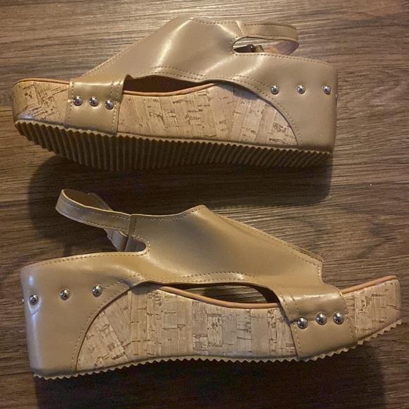 Tan open toed platform sandals, size 10 - Picture 3 of 4
